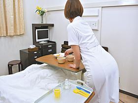 人妻ナースに勃起チ○ポ見せて射精介助を頼むと、どんな結末が・・・！？4時間　サンプル画像17